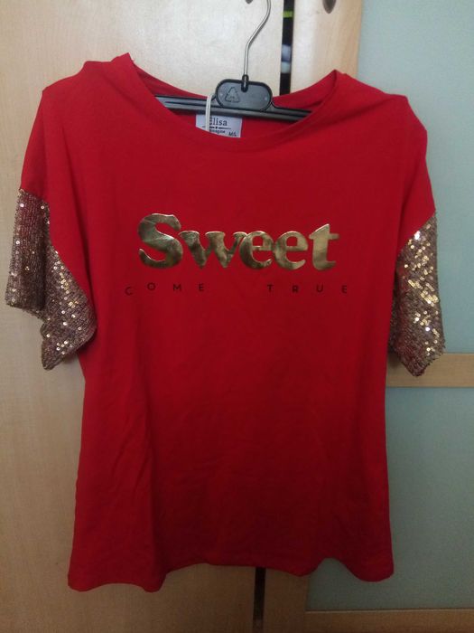 T-shirt vermelha nova com etiqueta