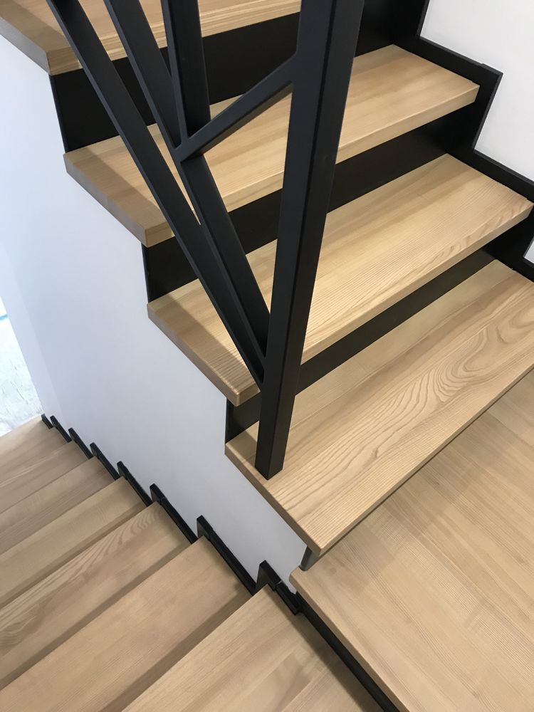 Schody jesionowe z balustradą nowoczesną
