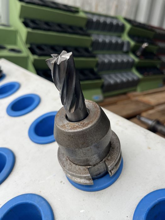 Uchwyt, Oprawka frezarska SK40 ø18 z frezem walcowo-czołowym DIN 69871