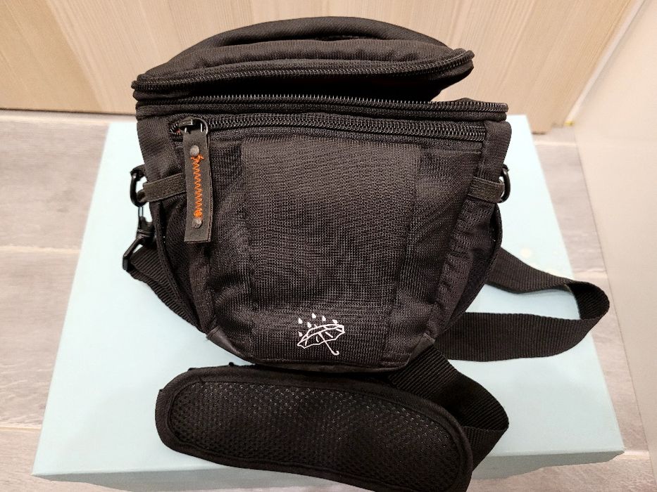 Zestaw kilku pokrowców na sprzęt foto.