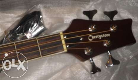 Guitarra baixo eletroacústico de cor preta ou castanha