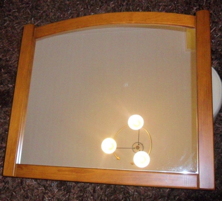 Espelho com moldura em madeira de cerne