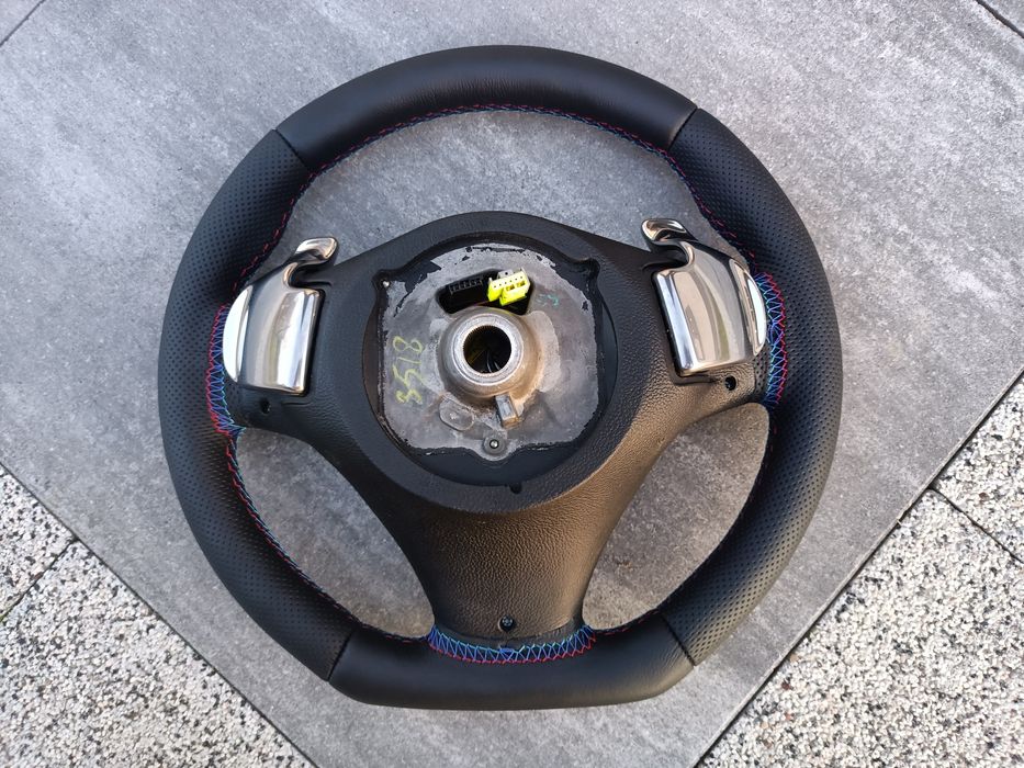 Kierownica Mpakiet z łopatkami BMW E90 E91 E92 E93 E81 E87 E88 E82 X1