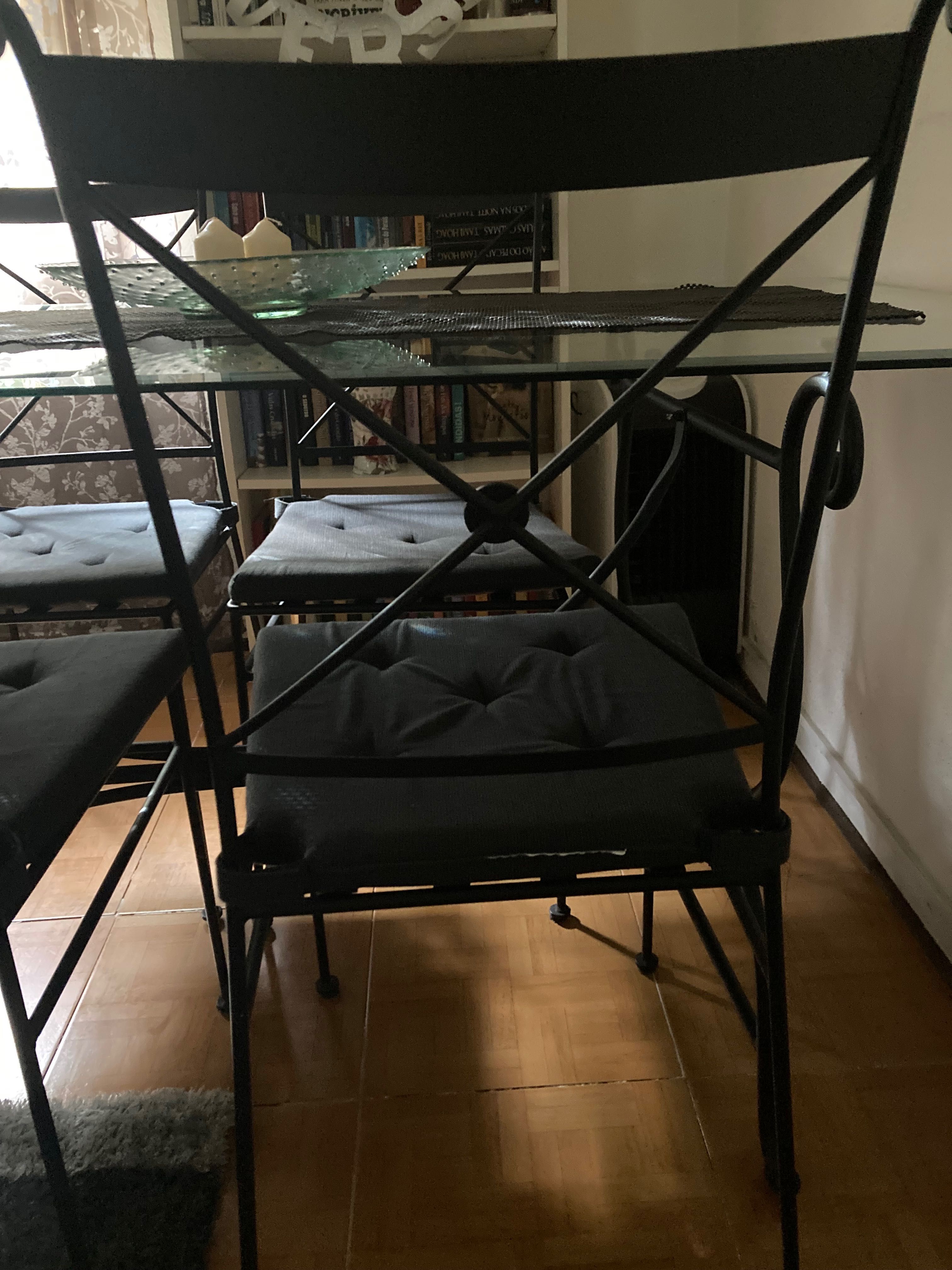 Mesa com 4 cadeiras em ferro fundido