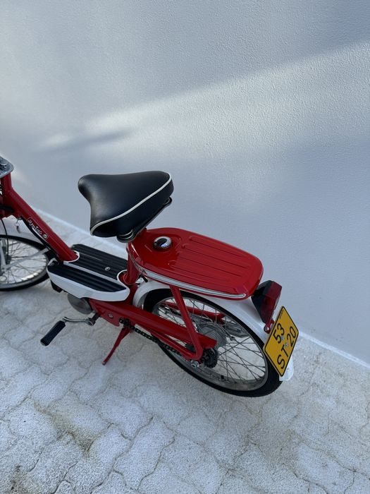 Honda Amigo PF50 Vermelha e outra Azul