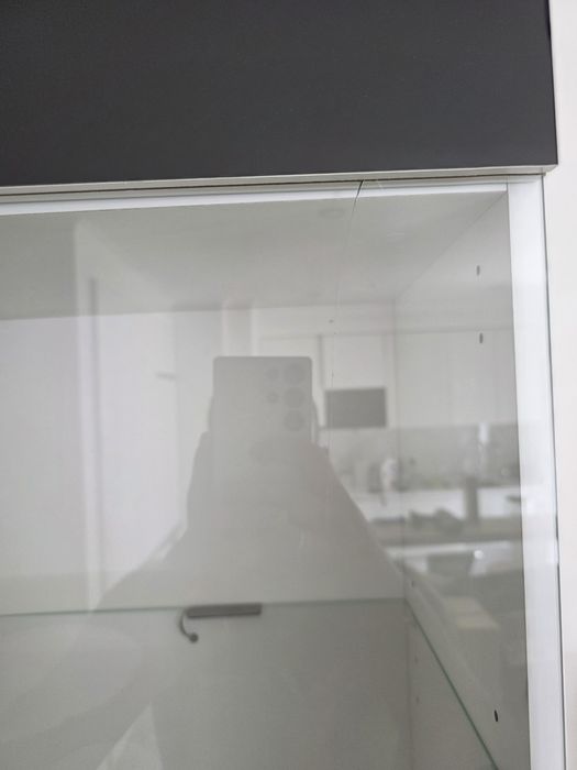 Móvel de sala com módulos suspensos e base – alto brilho preto e branc