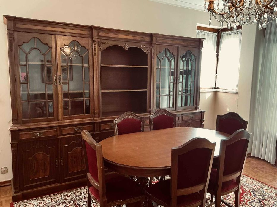 Conjunto de Sala de Jantar Vintage – Mesa, Cadeiras e Aparador/Vitrina