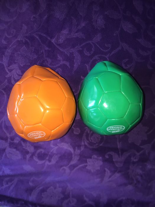 Колекційний м'яч  у формі арахісових цукерок M&M's. Макдональдс