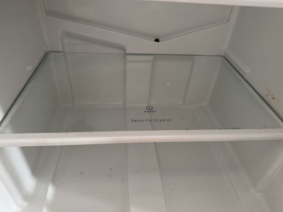 Продам полкі та ящики до холодильника Indesit 16.025