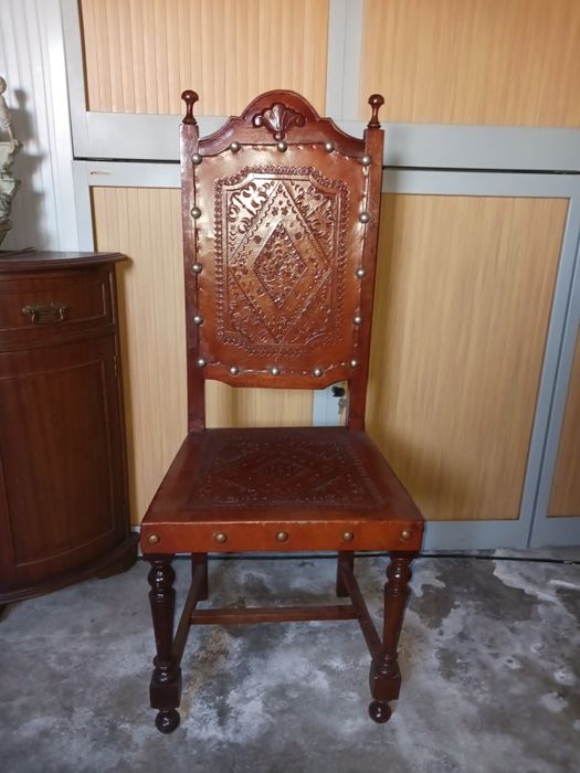 Mesa Extensível de Madeira + 6 Cadeiras em Couro Gravado