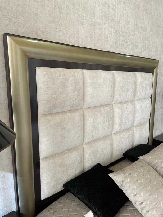 Cama de casal com cabeceira estofada e mesas de cabeceira incluídas
