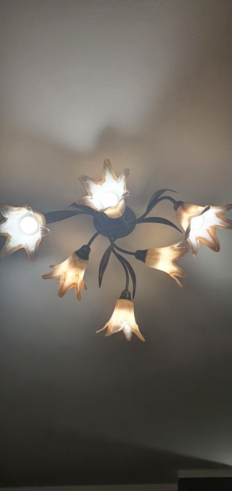 Lampa sufitowa z żarówkami