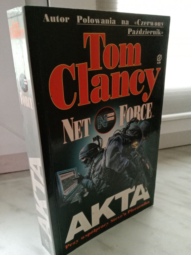 Akta , Tom Clancy.