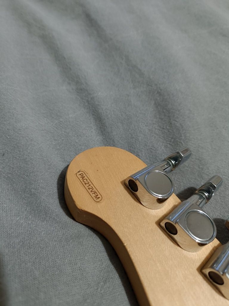 Gitara Yamaha 212