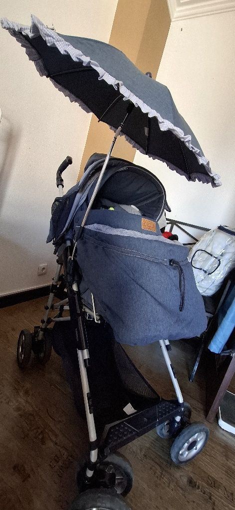 Carrinho completo com bebé conforto