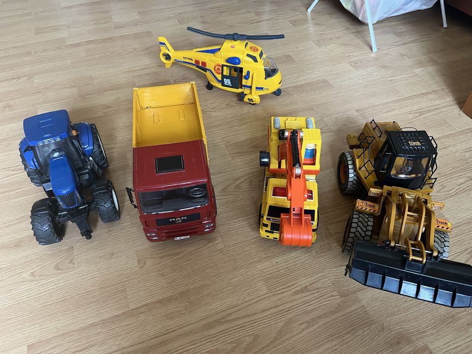 Pojazdy zabawkowe duze 3szt.( bez ciezarowki i bez ladowarki)