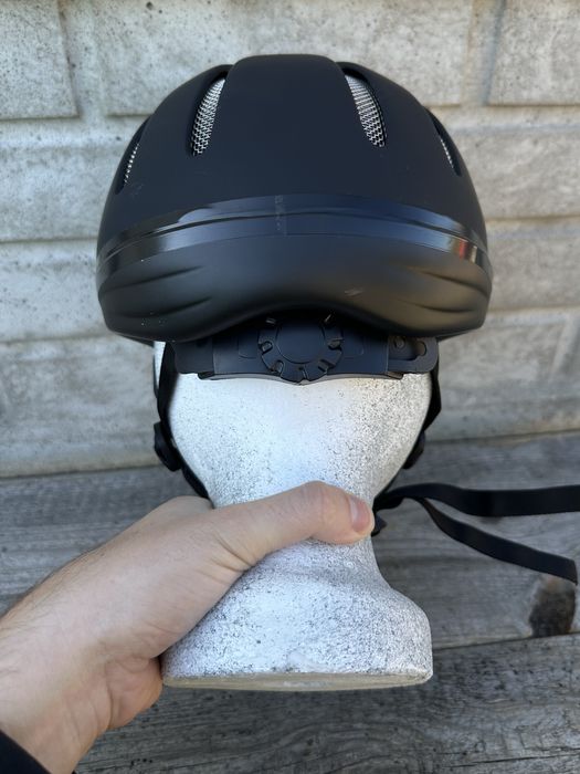 Czarny kask, toczek do jazdy konnej Covalliero Carbonic, rozmiar S/M