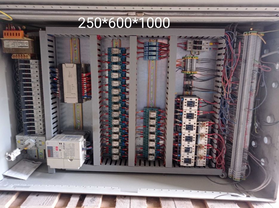 Quadro elétrico metálico com autómato e fonte de alimentação.