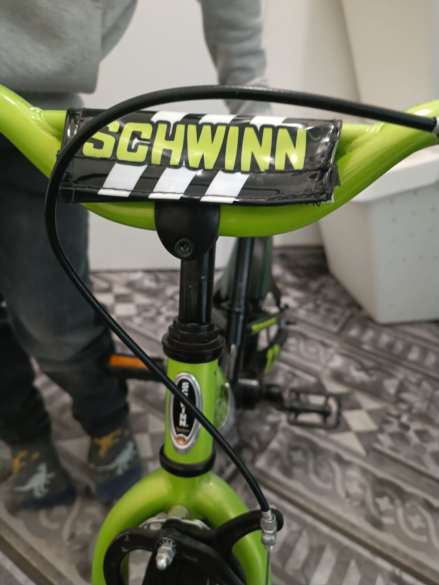 Велосипед 12 "Schwinn Trooper boys black/lime 2016