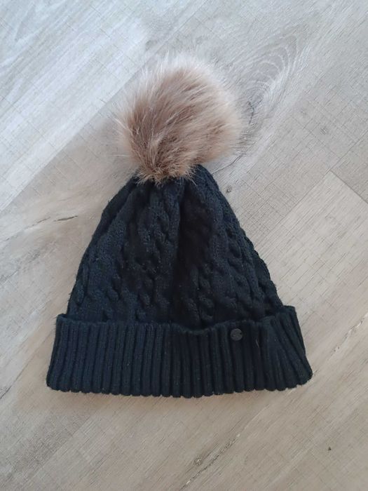 Czarna czapka zimowa z pomponem Sinsay