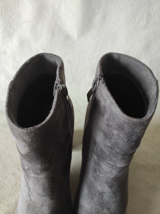 Szare botki zamszowe na słupku Casu nr 38