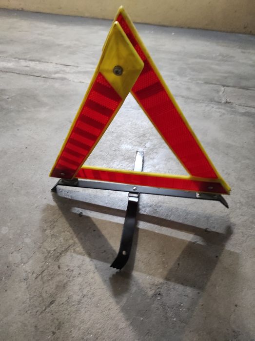 Triângulo de sinalização e chave de rodas cruzeta
