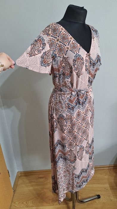 Lekka sukienka z asympetrycznym dołem r. 42/44