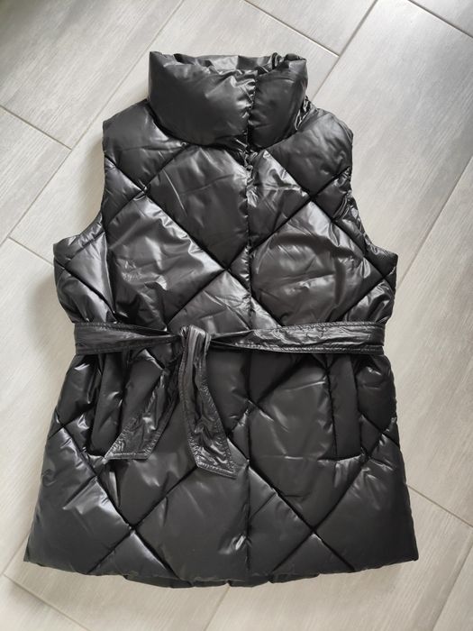 Czarna pikowana kamizelka z paskiem Massimo Dutti S