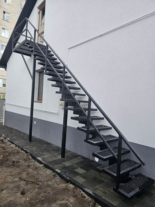 Сходи металеві, гвинтові  сходинки дуб,ясен