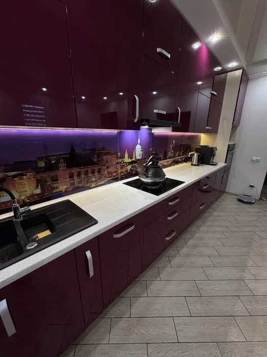 просторий будинок 228 м² з цокольним поверхом та  ділянкою 23 сотки