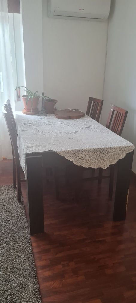 Mesa de sala com 4 cadeiras