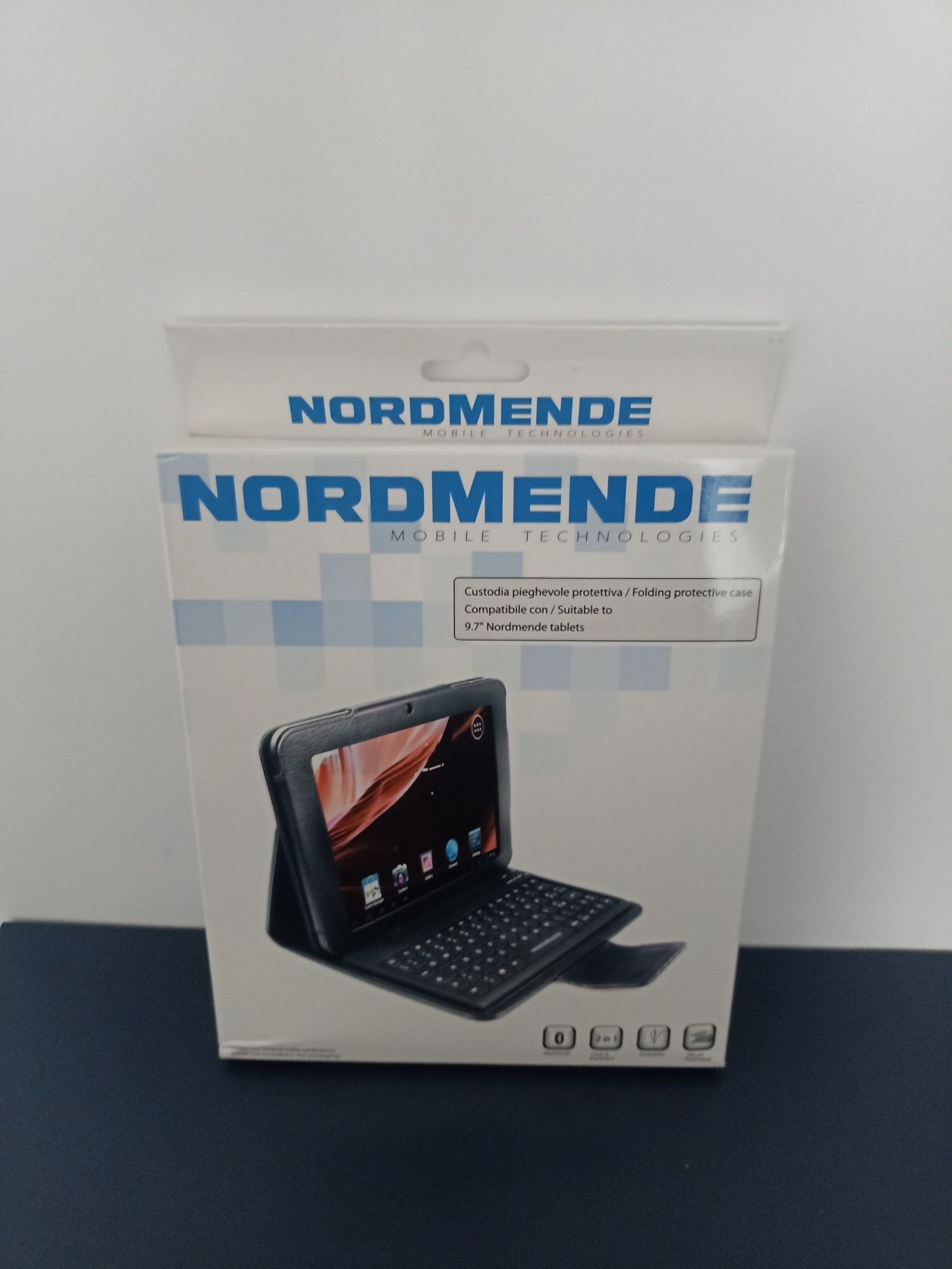 Etui z klawiaturą do tabletów 9,7 cala bluetooth 2w1