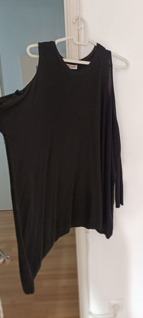Vestido preto malha aberto nos ombros. Marca Karamel. Usado. Tamanho ú