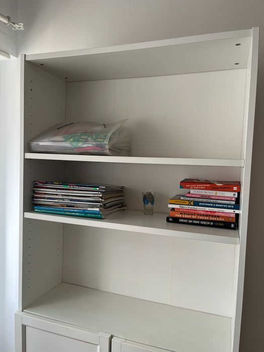 Estante Ikea branca com prateleiras ajustáveis
