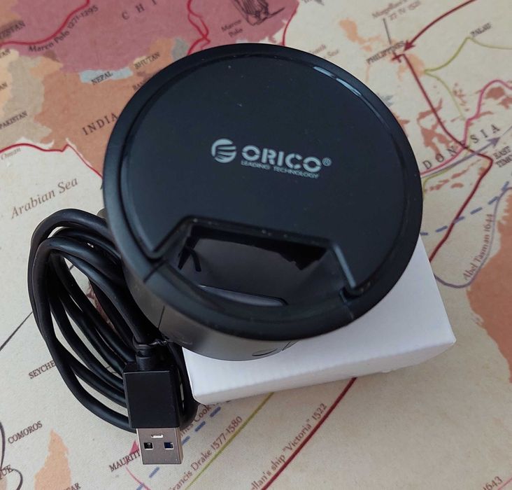 Hub USB 3.0 + audio ORICO  montaż do otworu w blacie biurka.