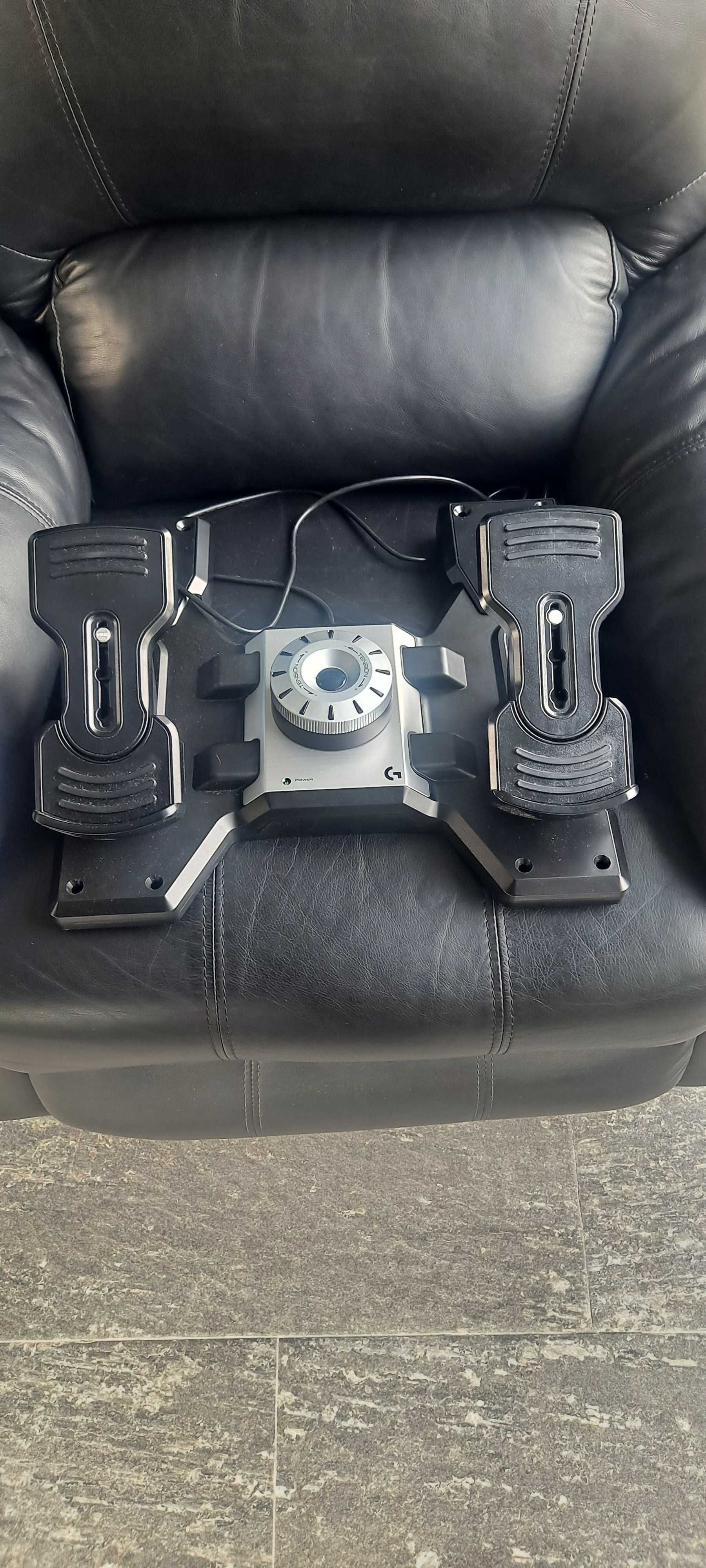 Conjunto Logitech Pro Flight Yoke System e Rudder Pedals - Como Novo