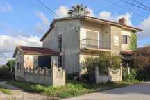 Moradia T2 + armazém situados em Ventosa, em Torres Vedras.