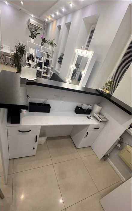 В салоні краси (район Музкомедії) здаються в оренду робочі місця.