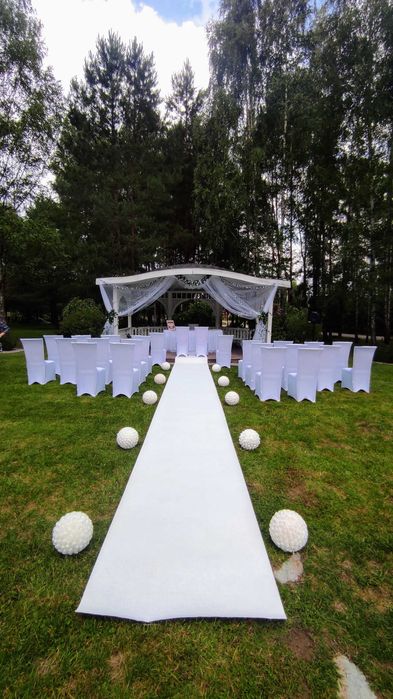 Dywan ślubny biały, kule białe z kwiatów dekoracje na ślub