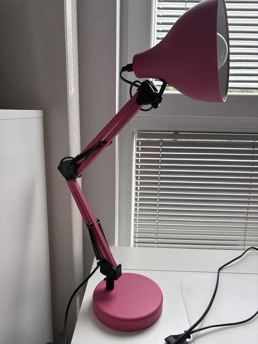 Rozowa lampka biurkowa