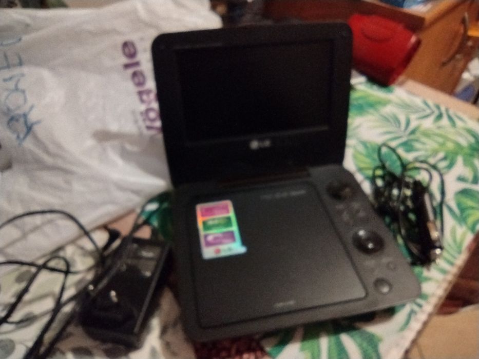 LG DP650 to przenośny odtwarzacz DVD