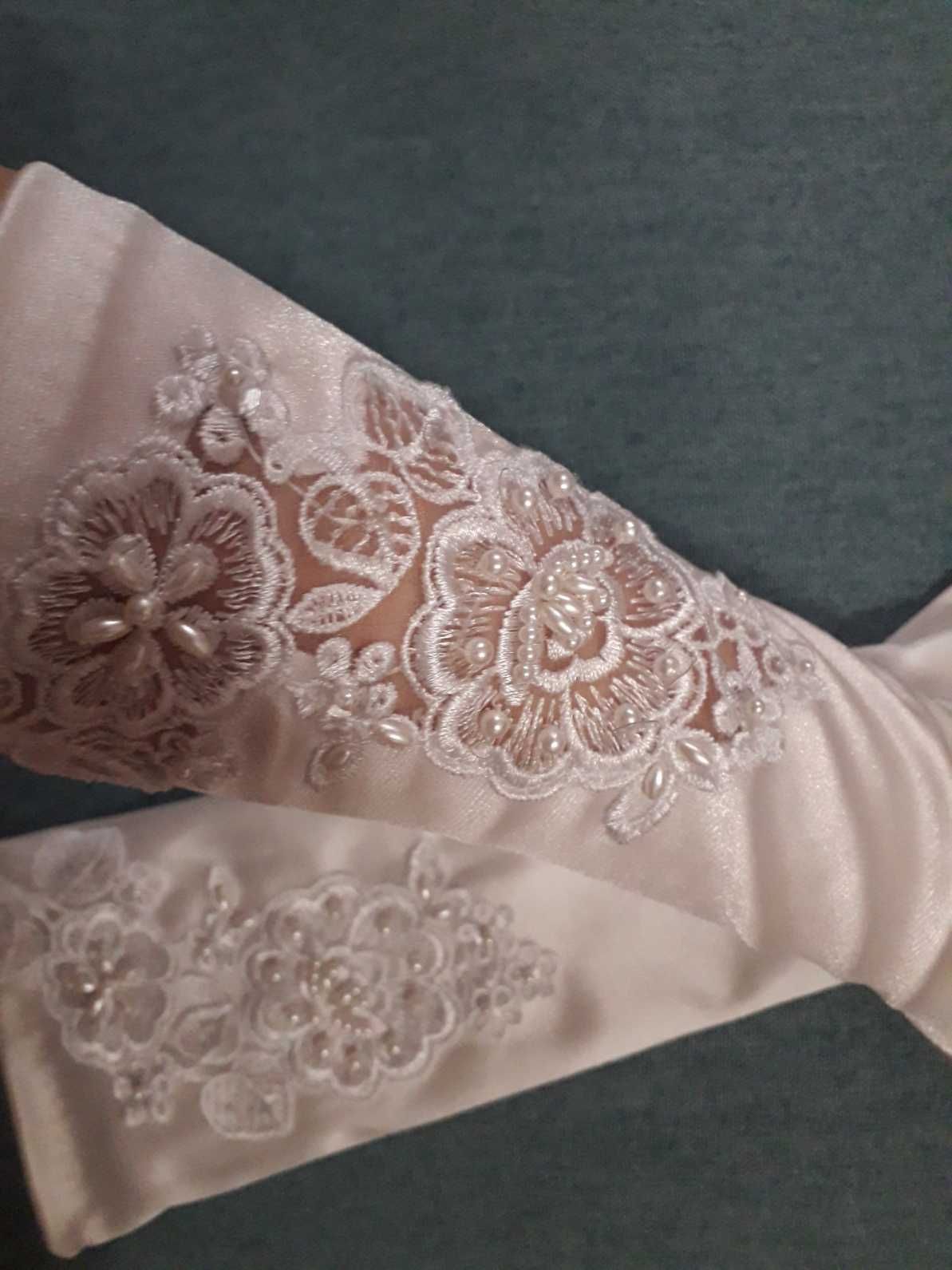 Vestido de Noiva com Rendas e Bordados e luvas