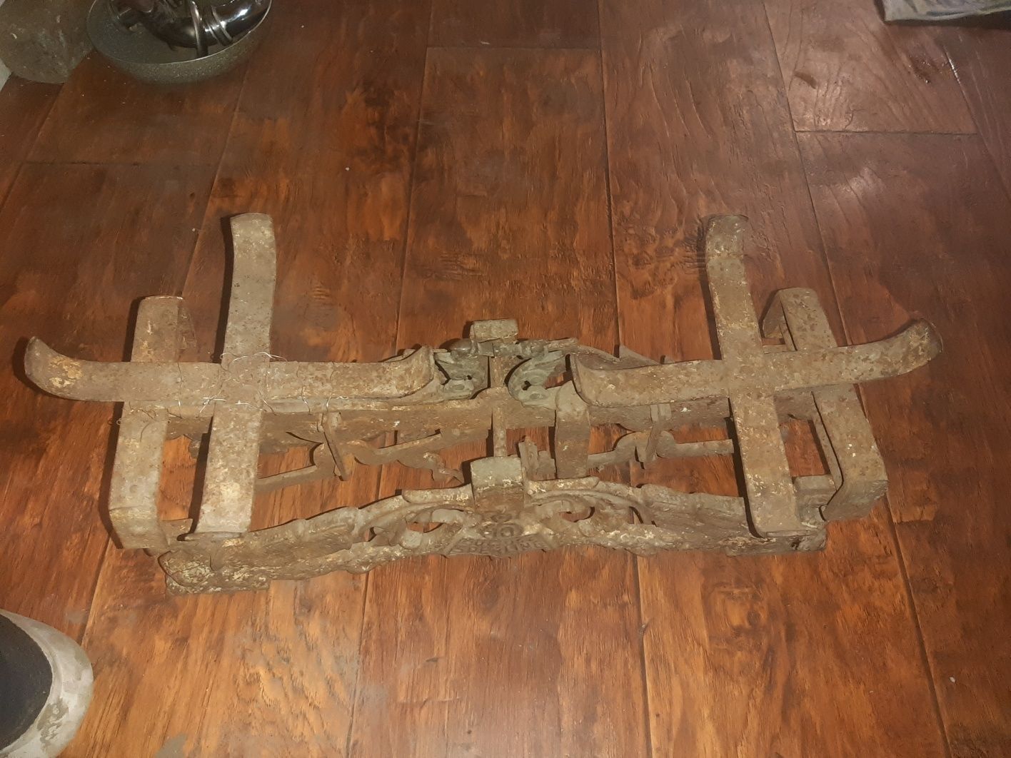 Stara  waga zeliwna  z roku  1943