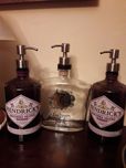 Saboneteira gin lovers pink e Hendricks