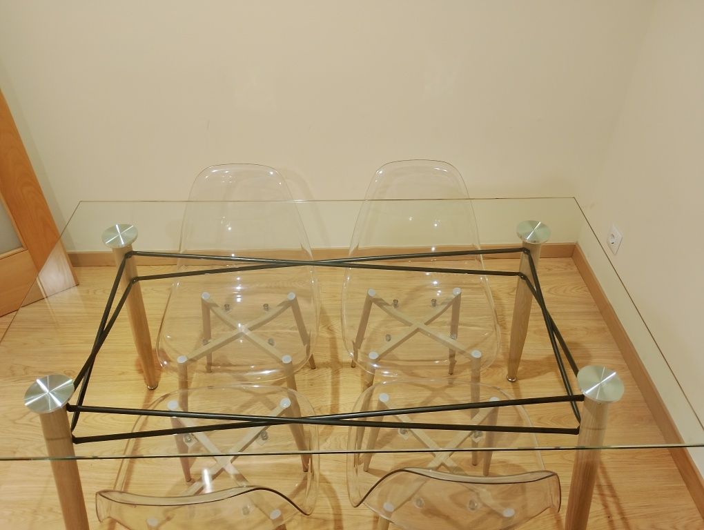 Mesa de jantar em vidro com 4 cadeiras