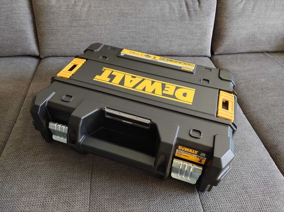 skrzynka narzędziowa Dewalt DCD796P2