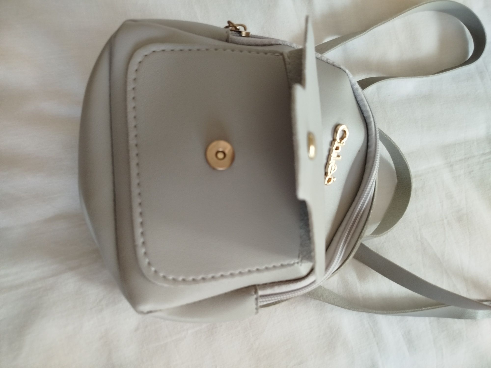 Mochila de cor cinza