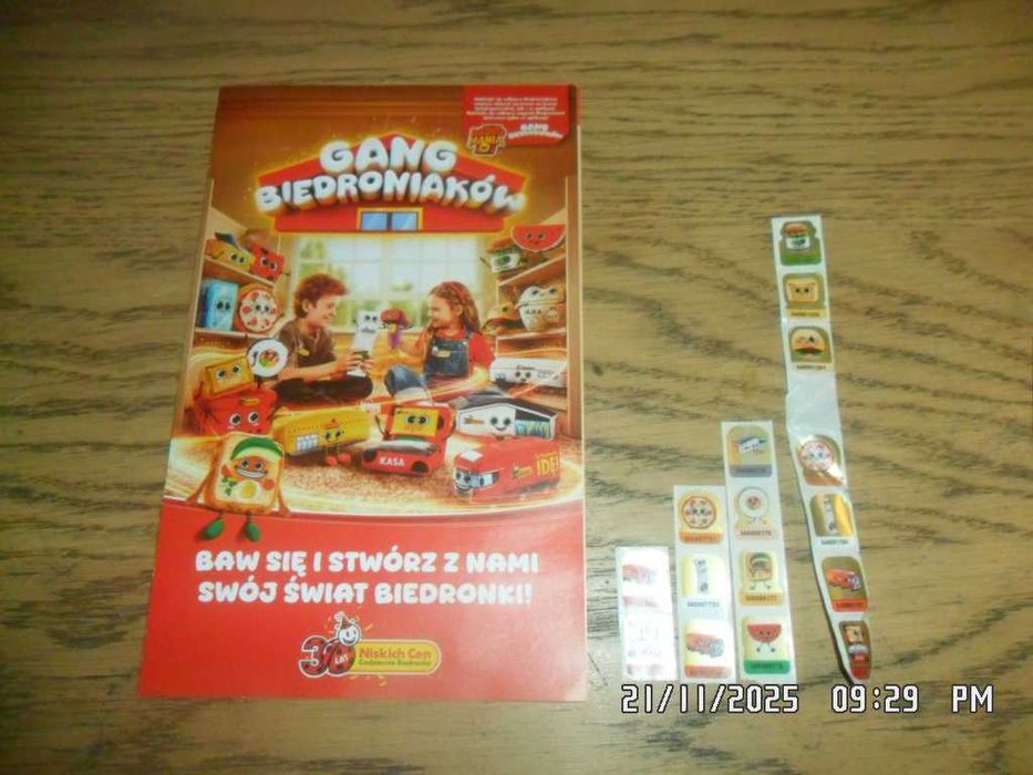 Biedronka Gang Biedroniaków 2025 16 naklejek (z uszkodzeniami) + album