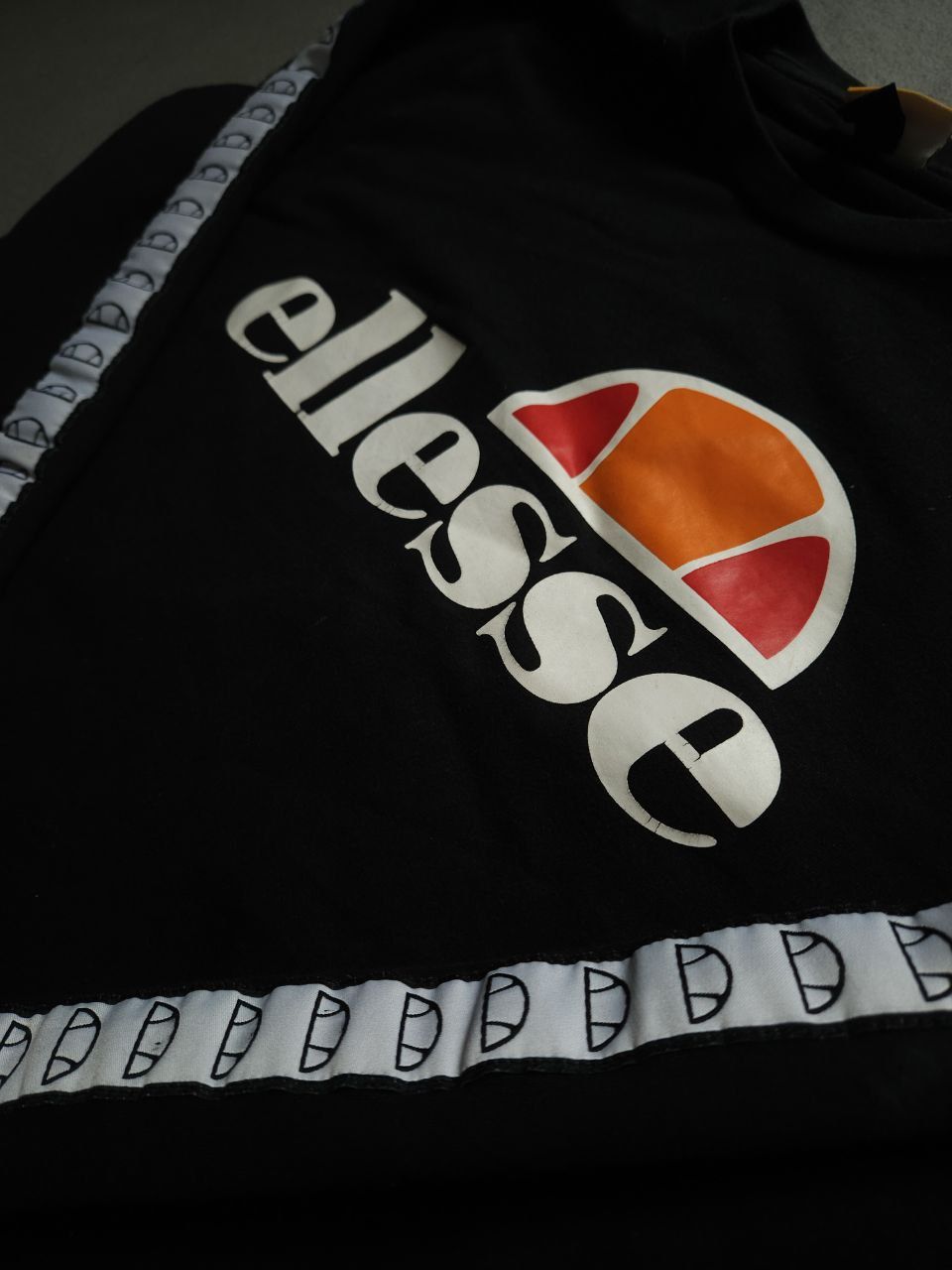 Лонгслив с лампасами ellesse big logo