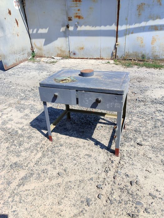 Продам верстак для гаража с  выдвижными ящиками.